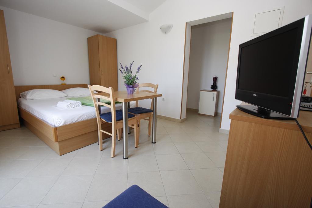 Apartments Neva Makarska Habitación foto