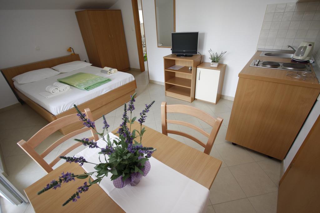 Apartments Neva Makarska Habitación foto